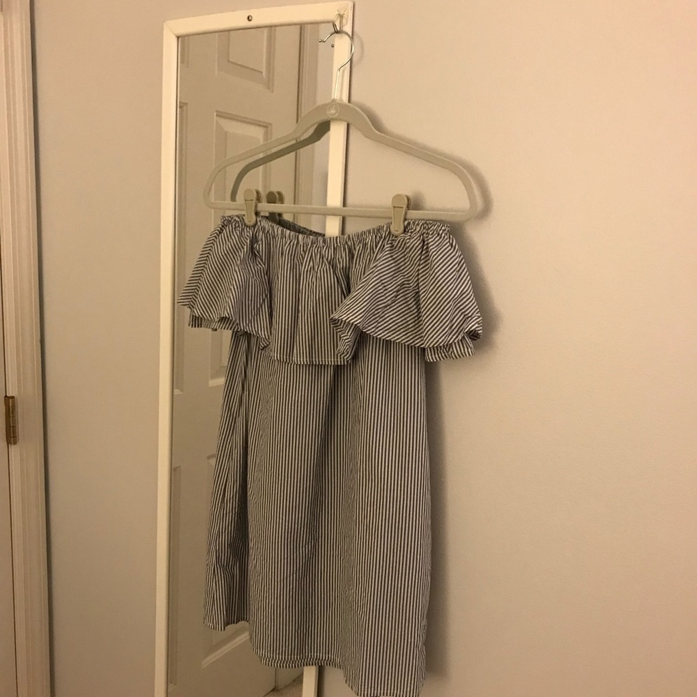 Francesca’s off the shoulder linen shift dress